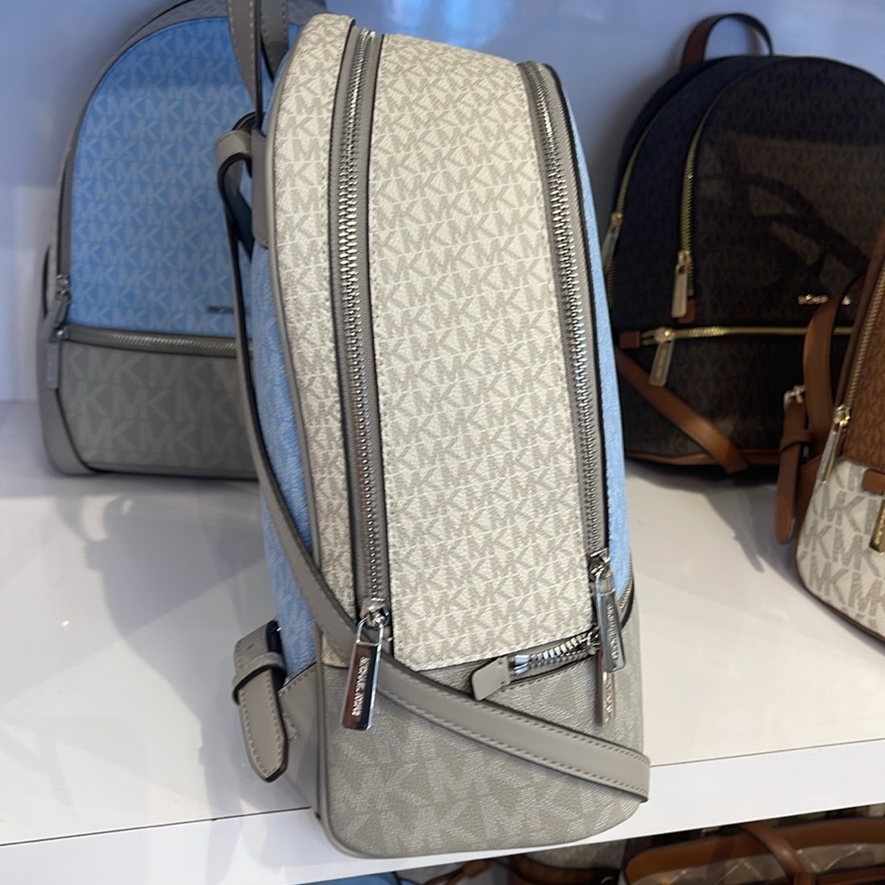 MICHAEL KORS Rhea Medium Zip Color-Block Signature Logo Backpack
LT SKY MLT
NWT - Picture 7 of 16